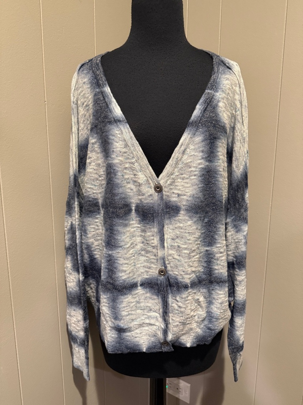 B38 Pilcro Women’s Large Blue and White Tie-Dye V-Neck Button Cardigan